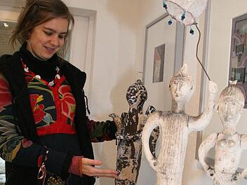 Julia Tittmann mit ihren Engeln, die im Raku-Brennverfahren hergestellt worden sind. Fotos: Sonja Adam