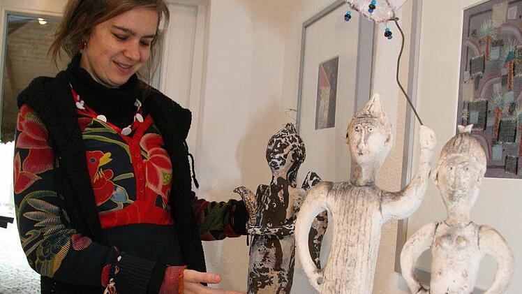 Julia Tittmann mit ihren Engeln, die im Raku-Brennverfahren hergestellt worden sind. Fotos: Sonja Adam