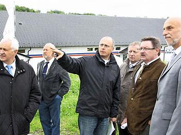 Da geht's lang: Der Abgeordnete Robert Kiesel, Baudirektor Hermann Schober, Matthias Wacker, Thomas Bold, Staatssekretär Gerhard Eck und OB Kay Blankenburg (von links) wollen den Geh- und Radweg von Bad Kissingen nach Arnshausen realisieren.  Foto: Edgar Bartl