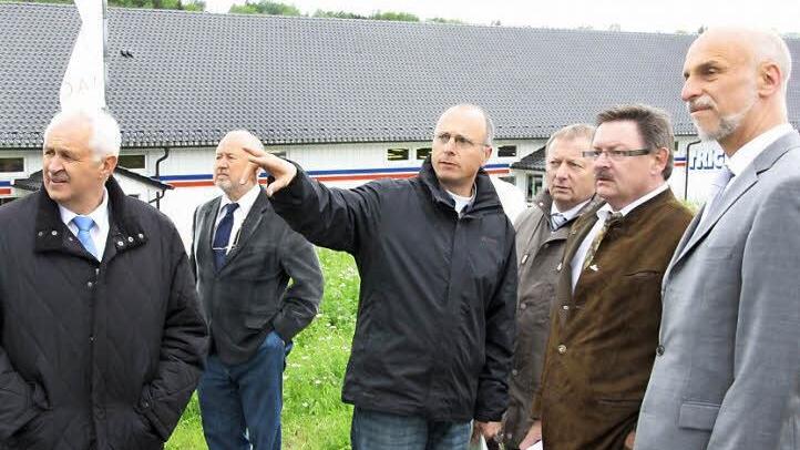 Da geht's lang: Der Abgeordnete Robert Kiesel, Baudirektor Hermann Schober, Matthias Wacker, Thomas Bold, Staatssekretär Gerhard Eck und OB Kay Blankenburg (von links) wollen den Geh- und Radweg von Bad Kissingen nach Arnshausen realisieren.  Foto: Edgar Bartl