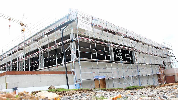 Der Rohbau von außen. Teile der Fassade sind schon verputzt.