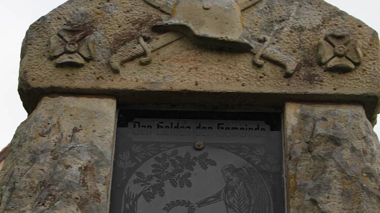 Auch in Detter steht das Kriegerdenkmal direkt an der Kirche. Foto: Ulrike Müller
