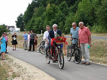 Auf einem Tandem testeten Landrat Johann Kalb und Bürgermeister Jochen Hack den neuen Radweg bei der Eröffnung.  Foto: Werner Baier
