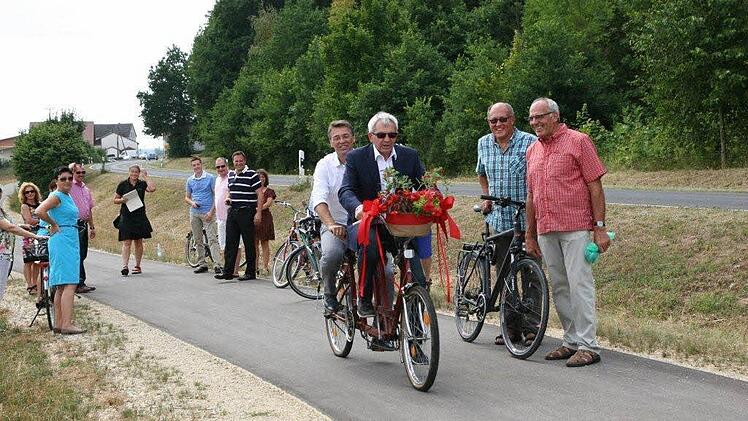 Auf einem Tandem testeten Landrat Johann Kalb und Bürgermeister Jochen Hack den neuen Radweg bei der Eröffnung.  Foto: Werner Baier