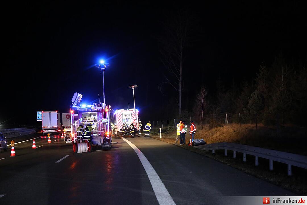 Pkw geht auf der A9 in Flammen auf