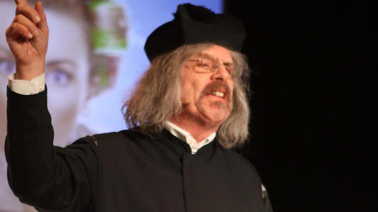 Pater Helmut Haagen ist überlastet. Eine Haushälterin mit Führerschein muss deshalb her. Foto: Michael Wunder