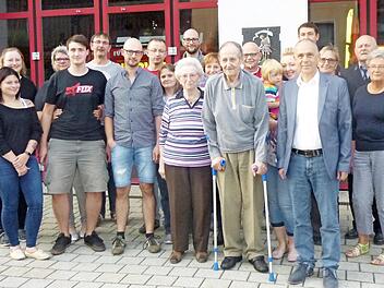 Jubilar Friedrich-Wilhelm Auge (vorne, Bildmitte) mit Ehefrau Else (links daneben) und Bürgermeister Franz Uome (rechts daneben) im Kreise der Familie und der Gratulanten Foto: Klaus-Peter Wulf