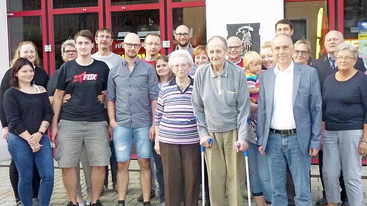 Jubilar Friedrich-Wilhelm Auge (vorne, Bildmitte) mit Ehefrau Else (links daneben) und Bürgermeister Franz Uome (rechts daneben) im Kreise der Familie und der Gratulanten Foto: Klaus-Peter Wulf