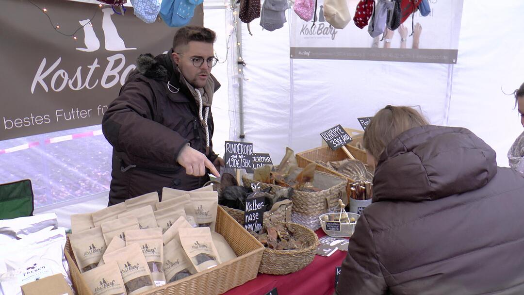 Hunde im Weihnachtskostüm: tierischer Weihnachtsmarkt in Haßfurt lockt hunderte Besucher