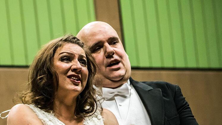 Norbert Luche leitet das Neujahrskonzert 2019 des Musizierkreises Neustadt. Solisten in der Mehrzweckhalle Heubischer Straße werden die Sopranistin Joanna Stark und der Tenor Sascha Mai sein.Foto: Archiv/Jochen BErger
