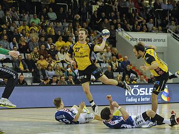 In der HUK-Arena sind die "Gelb-Schwarzen" in dieser Saison eine Macht. In allen acht Heimspielen wurden die mehr oder weniger überforderten Gegner nahezu "überrollt". An diese fantastischen Leistungen vor mehrmals über 3000 begeisterten Fans will der souveräne Zweitliga-Spitzenreiter am Samstagabend ab 19.30 Uhr nahtlos anknüpfen. Zu Gast ist der EHV Aue. - Unsere Szene zeigt Pontus Zetterman beim Torwurf gegen den HSV Hamburg, rechts Mannschaftskapitän Sebastian Weber, der nach der Verletzu...