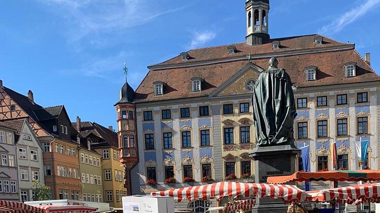 Als "Mahnmal" wollen die Marktbeschicker den Sarg verstanden wissen, den sie ab sofort künftig an jedem Markttag auf den Coburger Marktplatz stellen wollen.Oliver Schmidt