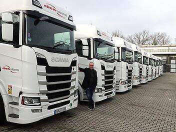 Der Spediteur Ralf Ebner vor einigen Fahrzeugen seiner Firmenflotte: Die Scania-Lastwagen haben 500 PS.  Helmut Will
