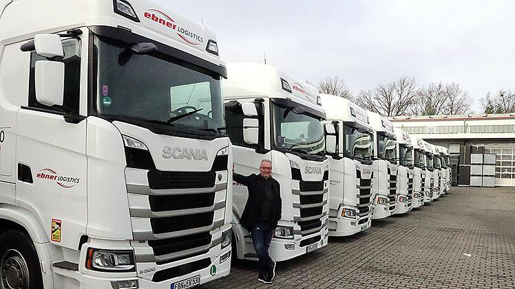 Der Spediteur Ralf Ebner vor einigen Fahrzeugen seiner Firmenflotte: Die Scania-Lastwagen haben 500 PS.  Helmut Will