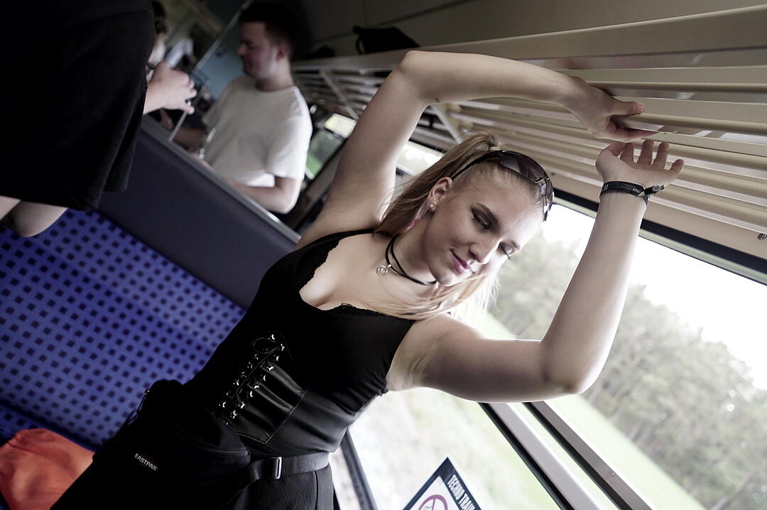 Party im Zug - Raver*innen tanzen zu Techno-Beats