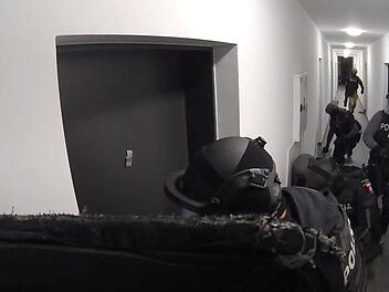 Polizisten heben mutmaßliche Telefonbetrüger-Zelle aus