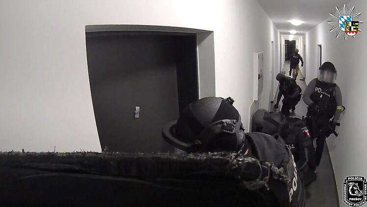 Polizisten heben mutmaßliche Telefonbetrüger-Zelle aus