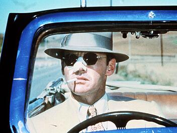 J.J. Gittes (Jack Nicholson) ist Privatdetektiv. Als solcher bekommt er es mit einigen zwielichtigen Gestalten zu tun.