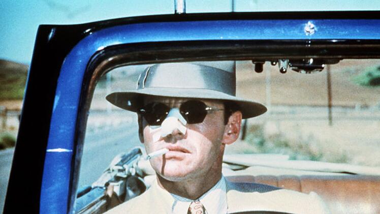 J.J. Gittes (Jack Nicholson) ist Privatdetektiv. Als solcher bekommt er es mit einigen zwielichtigen Gestalten zu tun.