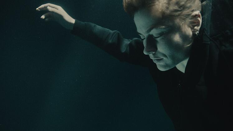 Nach ihrem Sturz von der R&uuml;genbr&uuml;cke macht Jule Zabek (Sophie Pfennigstorf) eine Nahtoderfahrung, die sie traumatisieren wird.