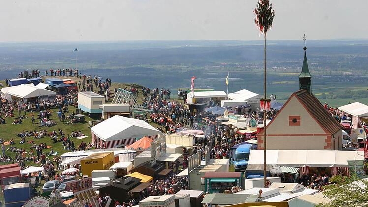 Walberlafest: Feierlaune gegen Naturschutz: Ich glaube, dass man den Naturschutz und das Feiern sehr gut zusammenbringen kann, weil man auch die Schönheiten der  Natur erlebt, wenn man auch tatsächlich dort ist. Man braucht halt bestimmte Auflagen. Meinetwegen, dass kein Plastikgeschirr und keine Plastikbecher verwendet werden.  Es könnte auch eine Auszeichnung für so ein Fest sein, dass man sich bemüht und sagt, wir haben den Anspruch und den Ehrgeiz, dass wir das ökologisch nachhaltigste Fe...