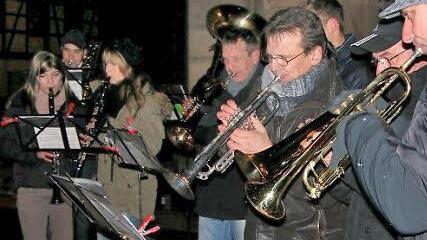 Auf dem Berthold-Hehn-Platz in Haard spielten die Altenbergmusikanten des Musikvereins.  Foto: Ewald Kiesel