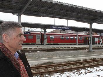Bürgermeister Siegfried Decker befürchtet, dass der Fernverkehr am Bahnhof Neuenmarkt-Wirsberg vorbei laufen könnte. Foto: Jürgen Gärtner
