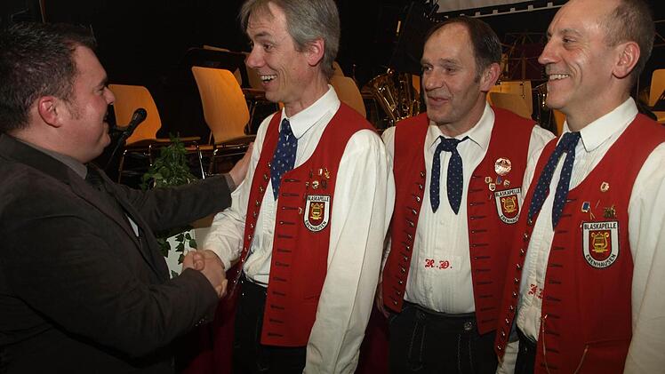 Dominik Sitter zeichnete als stellvertretender Kreisvorsitzender des Nordbayerischen Musikbundes Martin Mühleck, Richard Dees und Hans Bauer (von links) mit Ehrennadeln aus.