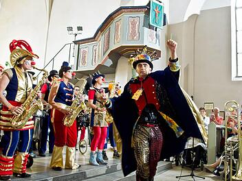 Fetziger Auftritt: Die "Quastenflosser" und ihr mitreißender musikalischer Leiter Oscar Lützow gastierten in Heilig Kreuz. Fotos: Jochen Berger