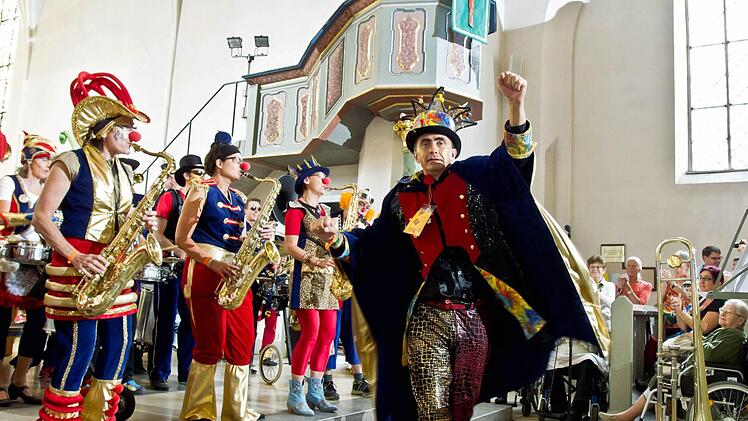 Fetziger Auftritt: Die "Quastenflosser" und ihr mitreißender musikalischer Leiter Oscar Lützow gastierten in Heilig Kreuz. Fotos: Jochen Berger