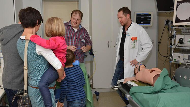 Informationen aus erster Hand erhielten die Besucher beim Rundgang durch die Klinikräume.