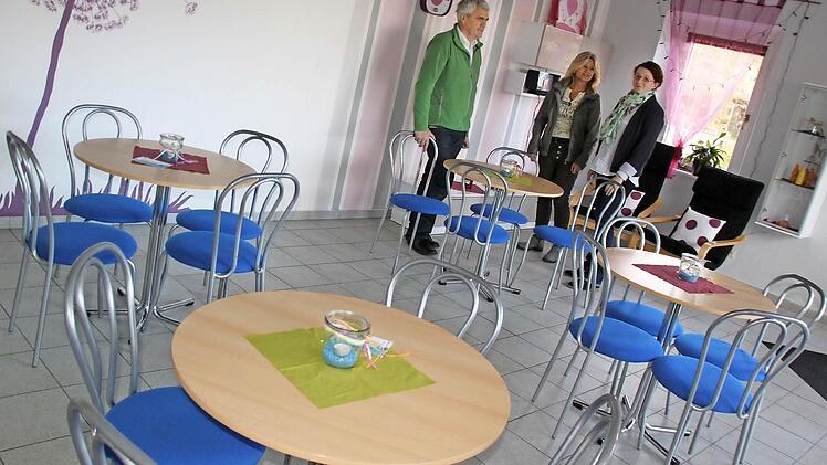 Das Bürgercafé ist ansprechend eingerichtet. Der Treffpunkt hat feste Öffnungszeiten, kann aber auch von allen Gruppen und Vereinen aus dem Gemeindegebiet unentgeltlich für Veranstaltungen gebucht werden. Bürgermeister Bernhard Storath, U1-Organisatorin Andrea Senger und geschäftsleitende Beamtin Kathrin Lienert sehen sich in dem Treffpunkt um. Fotos: Matthias Einwag