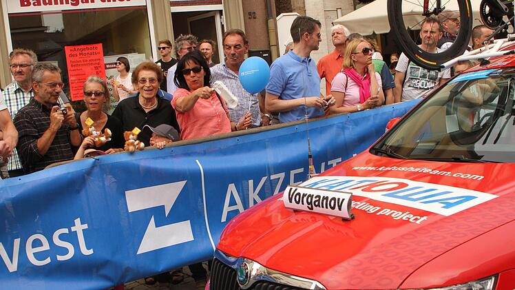 Viele Zuschauer säumten die Straßen und feuerten die Fahrer an.