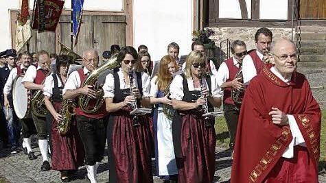 Pfarrer i. R. Josef Zwickl beging sein 50. Priesterjubiläum in Diebach, unter großer Beteiligung der Pfarreiengemeinschaft "Am Sturmiusberg", die ihrerseits zehnjähriges Bestehen feiern konnte.   Foto: Winfried Ehling