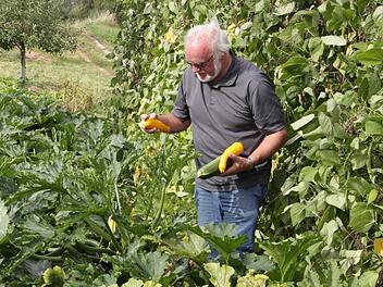 Jupp Schröder in seinem Garten. Foto: Barbara Herbst
