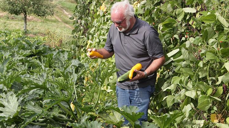 Jupp Schröder in seinem Garten. Foto: Barbara Herbst