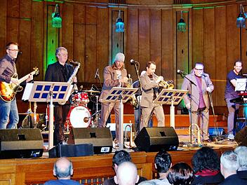 Die Trumpet Night mit (vorn von links) Bruno Müller (Gitarre), Claudius Valk (Tenorsaxophon), Rüdiger Baldauf (Trompete), Joo Kraus (Trompete), Edo Zanki (Gesang) und Jesse Milliner (Keyboard) Foto: Sigismund von Dobschütz