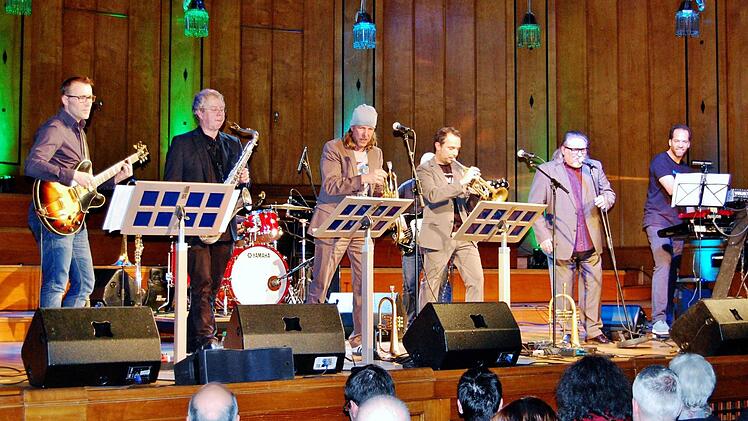 Die Trumpet Night mit (vorn von links) Bruno Müller (Gitarre), Claudius Valk (Tenorsaxophon), Rüdiger Baldauf (Trompete), Joo Kraus (Trompete), Edo Zanki (Gesang) und Jesse Milliner (Keyboard) Foto: Sigismund von Dobschütz