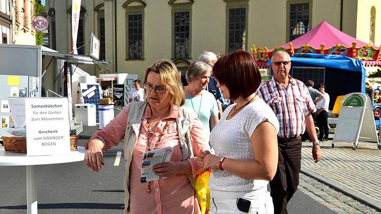 Dicht gedrängt sieht anders aus: Am Nachmittag waren weniger Besucher als sonst auf dem Burkardrother Frühjahrsmarkt unterwegs. Hier ist Allianzmanagerin Ganna Kravchenko im Gespräch zu sehen, die diesmal auch über das Energieprojekt der Allianz Kissinger Bogen informierte. Foto: Kathrin Kupka-Hahn
