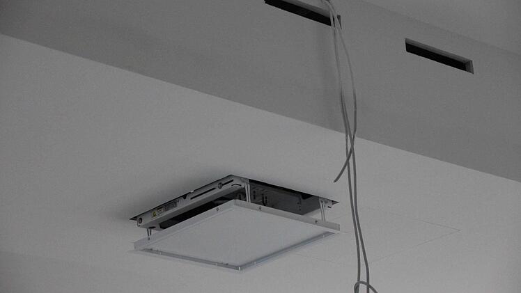 Neue Technik wie der in der Decke versenkbare Beamer ist installiert. Foto: Benedikt Borst