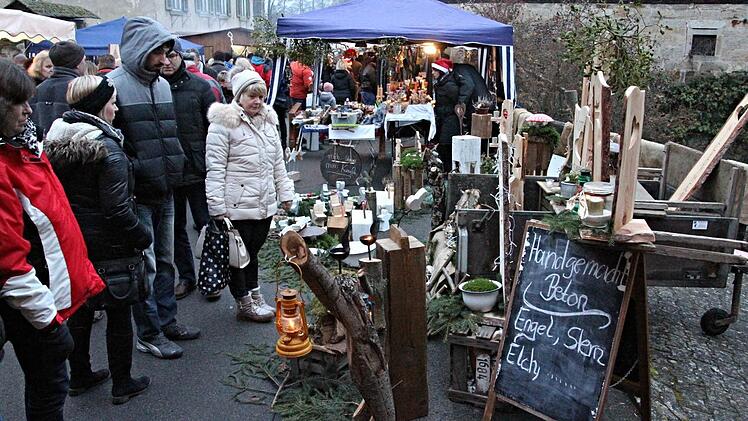 Selbst Gebasteltes aus Holz war der Hingucker für die Besucher des Marktes. Foto: Helmut Will