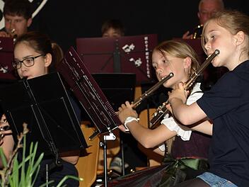 Bei den Notenkillern werden die Nachwuchsmusiker zusammengebracht. Das Bild zeigt Anna-Lena Benkert (von links), Franziska Stahl und Anna Straub bei einem Jahreskonzert der Blaskapelle.  Foto: Stefan Geiger