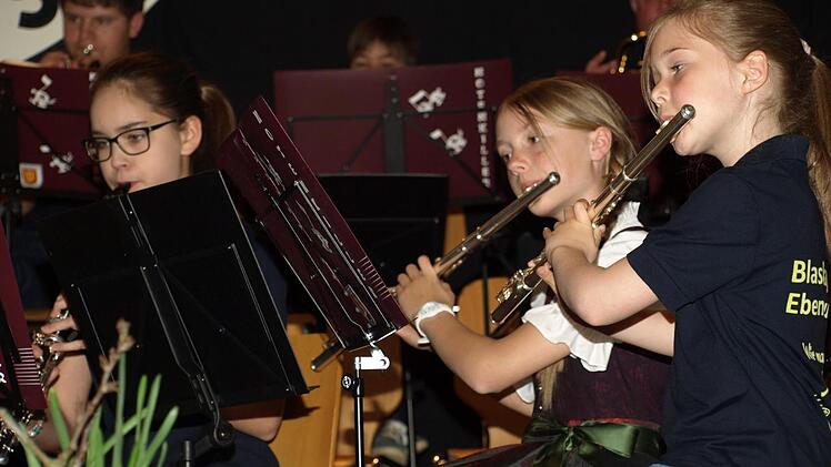 Bei den Notenkillern werden die Nachwuchsmusiker zusammengebracht. Das Bild zeigt Anna-Lena Benkert (von links), Franziska Stahl und Anna Straub bei einem Jahreskonzert der Blaskapelle.  Foto: Stefan Geiger