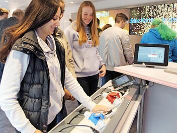 Madlen Bauer, Inka Schaefer und Jennifer Zeulner im Info-Truck der Metall- und Elektroindustrie, der zurzeit vor der Realschule steht Foto: Katharina Müller-Sanke