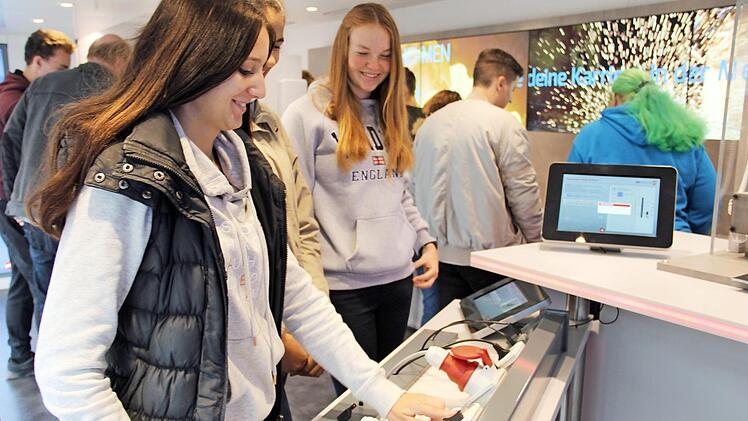 Madlen Bauer, Inka Schaefer und Jennifer Zeulner im Info-Truck der Metall- und Elektroindustrie, der zurzeit vor der Realschule steht Foto: Katharina Müller-Sanke