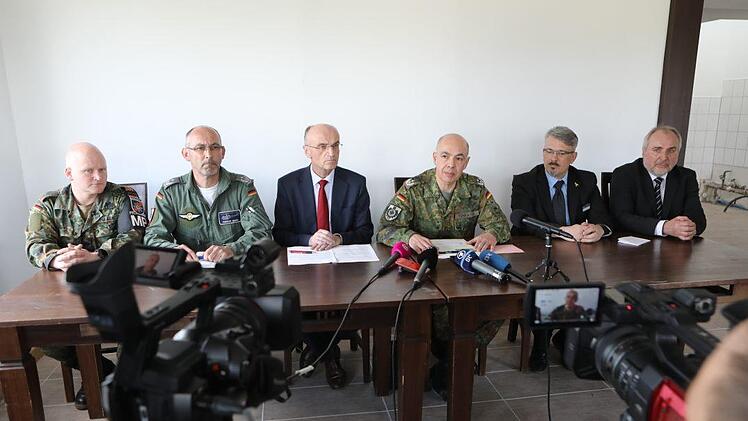 Pressekonferenz am Flugplatz mit (von links) Oskar Haase (Feldjägerkräfte), Marcus Baier (Luftfahrtamt Bundeswehr -  Leiter der Ermittlungen vor Ort), Haßberge-Landrat Wilhelm Schneider, Bundeswehr-Pressesprecher Stefano Toneatto, Andreas Schmidt (Stabsleiter WTD 61 Manching) sowie Flugplatz-Geschäftsführer Günther Mendel.