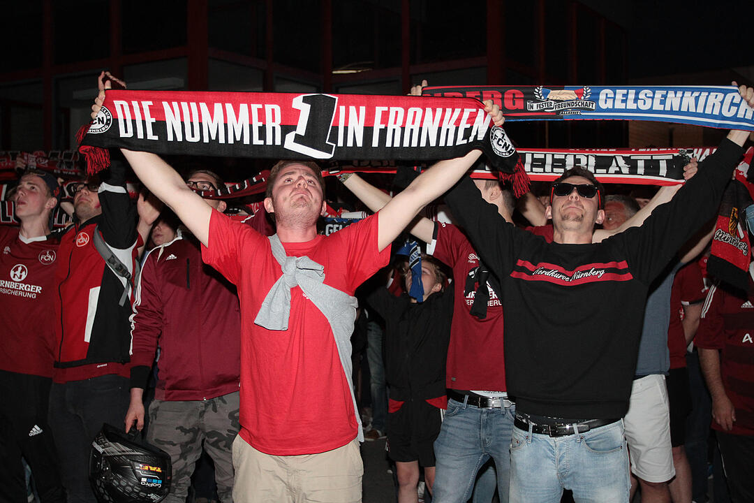 1. FCN steigt auf: Fans feiern in Nürnberg