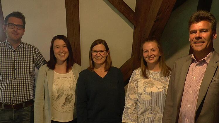 B&uuml;rgermeister Thomas Sechser (rechts) begr&uuml;&szlig;te offiziell die neuen Mitarbeiter der Gemeindeverwaltung (von links), Christian Mann, Carina Repp, Melanie Jahna und Linda Dotterweich.Christian Licha