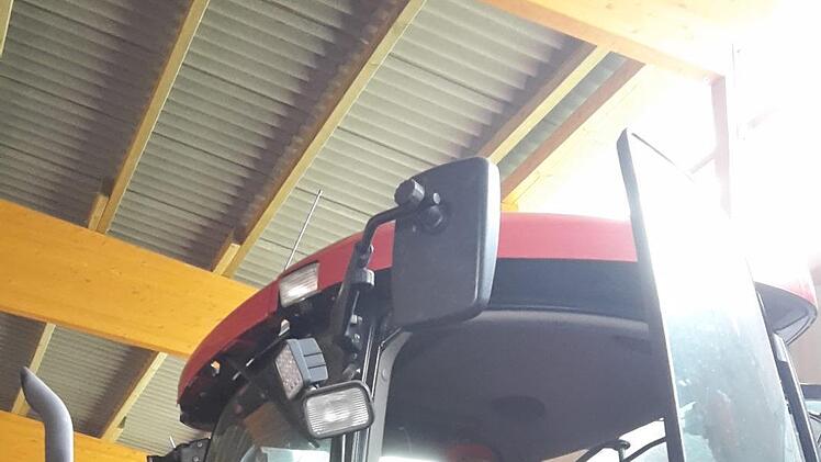 Probesitzen auf dem Traktor. Foto: Isabell Gerr