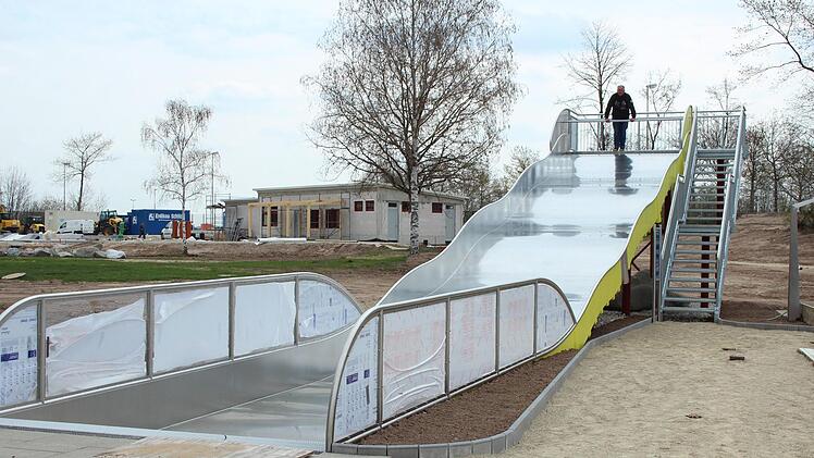 Auf der neuen Breitwellenrutsche fehlt nur noch das Wasser.